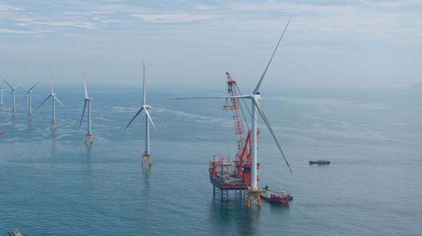 全球首台16兆瓦海上风电机组完成吊装。受访者供图